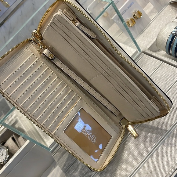 MICHAEL KORS
Leather Lg Continental Wristlet Phone Wallet Exotic Print Hair Calf - Picture 15 of 16